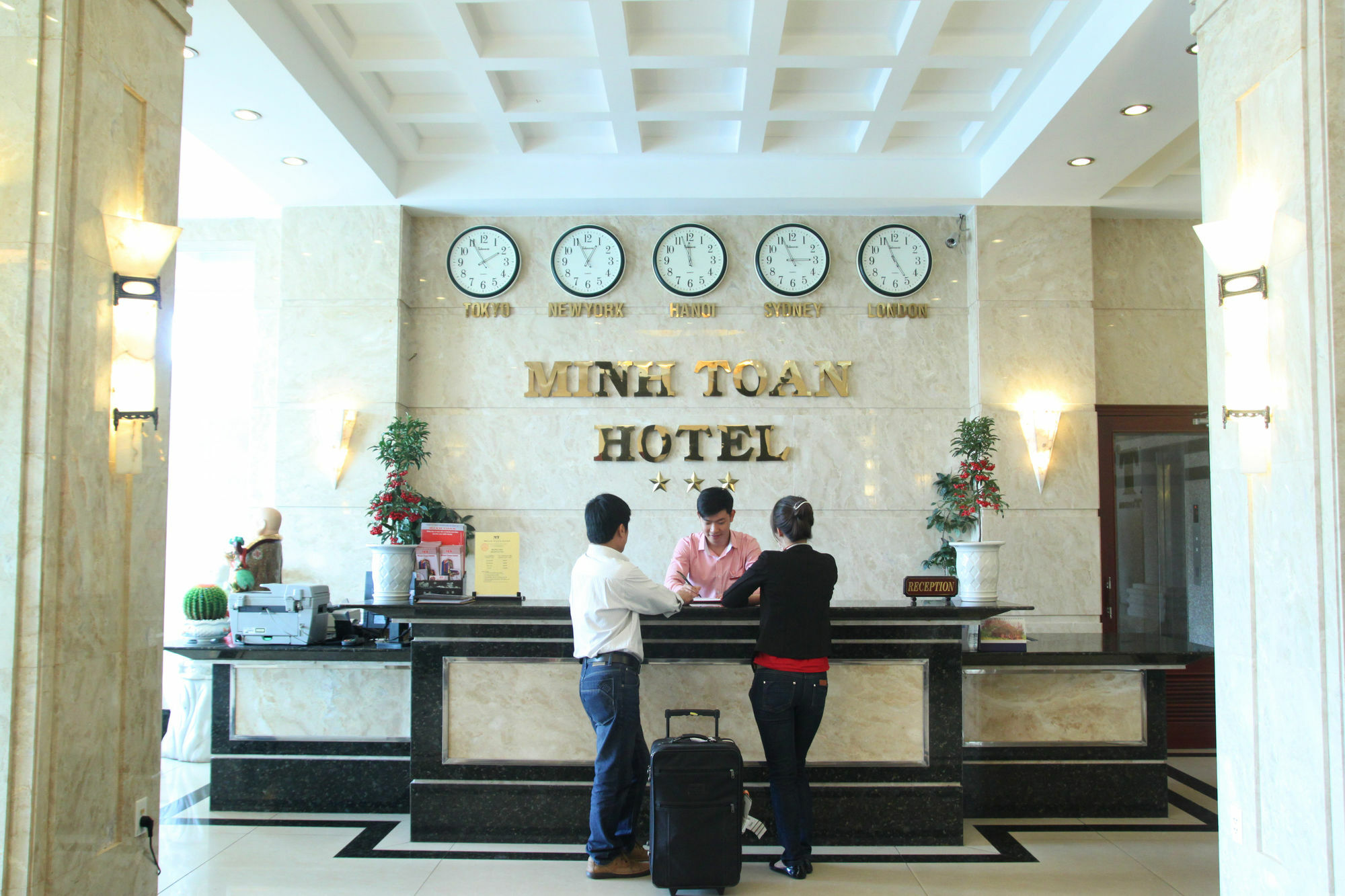 Minh Toan Athena Hotel Дананг Экстерьер фото